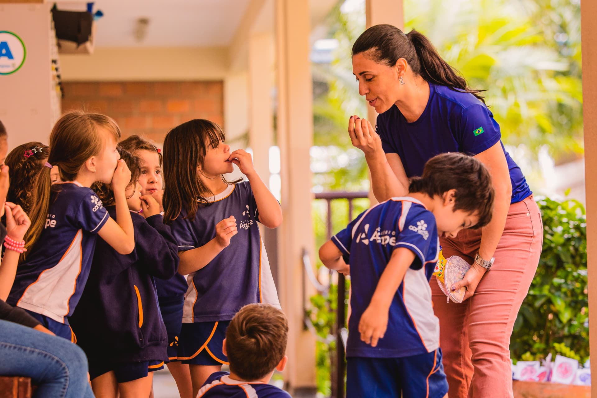 Professora e alunos da Educação Infantil